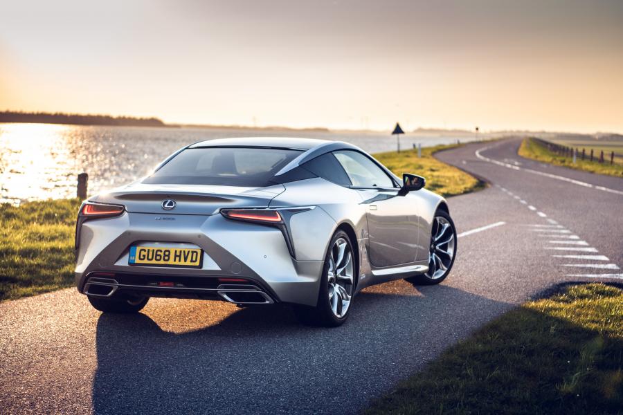  Lexus LC500h 2017 года  (UK) (фото 36 из 41)